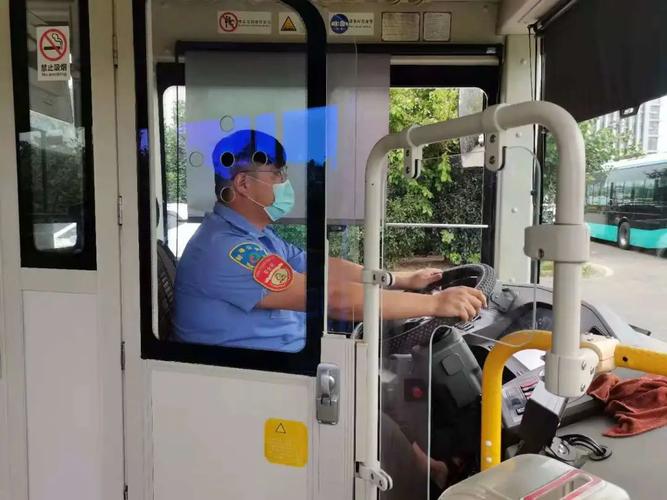 公交驾驶员在营运服务中应做到什么保持安全跟车距离